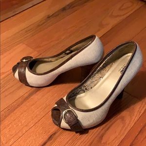 Two tone pep-toe buckle detail heals